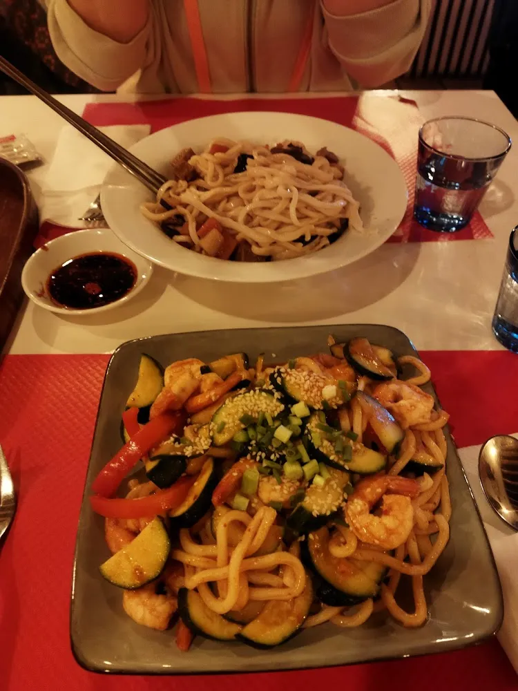 Udon Satay Aux Crevettes Et Udon Satay Aux Légumes